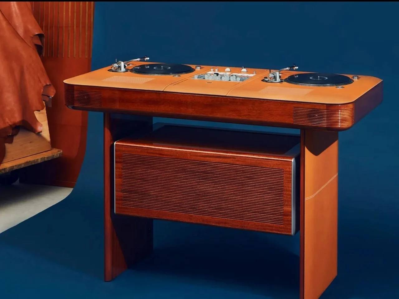 Hermès представил диджейский пульт Atelier Horizons Disque Jockey Club из красного дерева