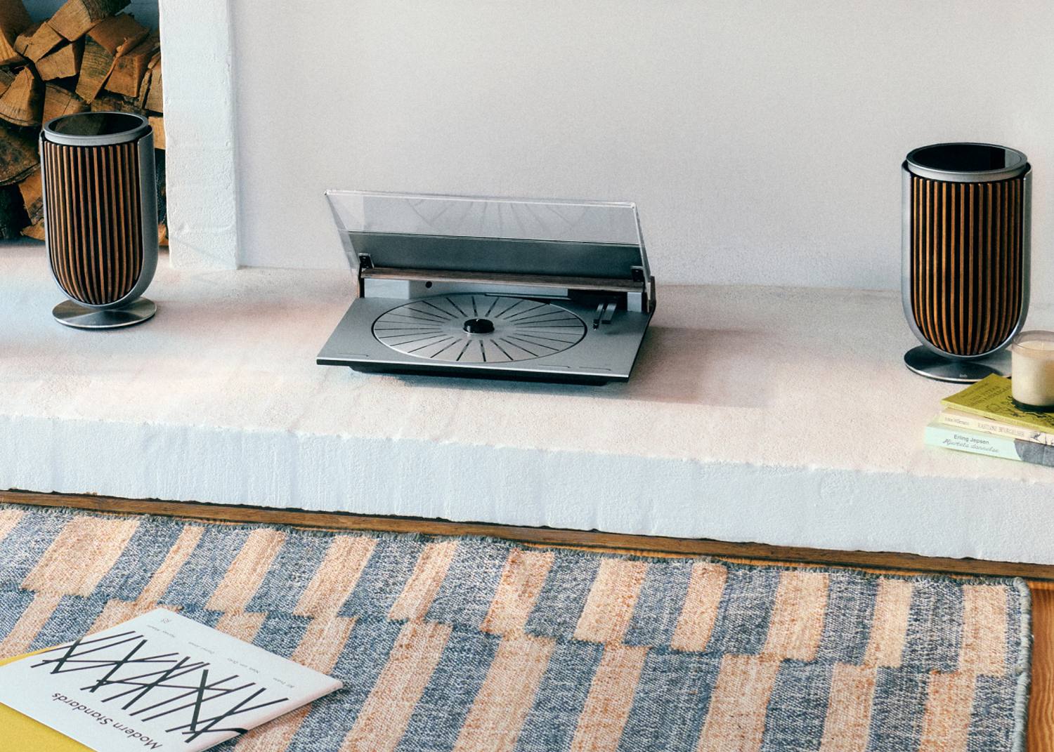 Bang & Olufsen Beosystem 3000c — аудиосистема, в которой культовый виниловый проигрыватель Beogram 3000 встречается с современными стриминговыми колонками Beolab 8