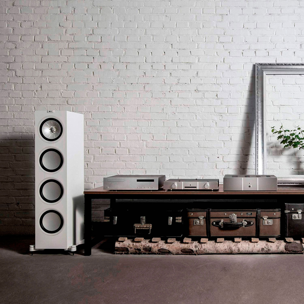 KEF Q750 в отделке Satin White у кирпичной стены