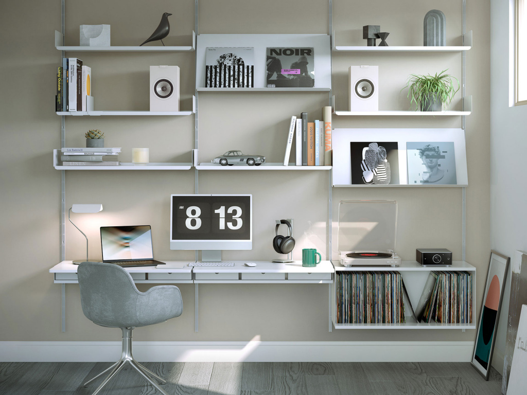 KEF Q1 Meta в системе настенных стеллажей домашнего кабинета рядом с проигрывателем виниловых пластинок