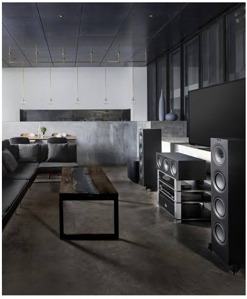 KEF Q750 в качестве стереопары в тёмном интерьере