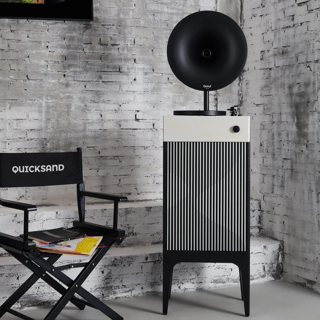 Fennessy Donut i5 Quicksand в интерьере у кирпичной стены