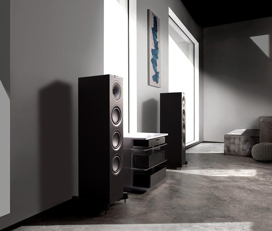 Стереопара KEF Q750 в светлом минималистичном интерьере