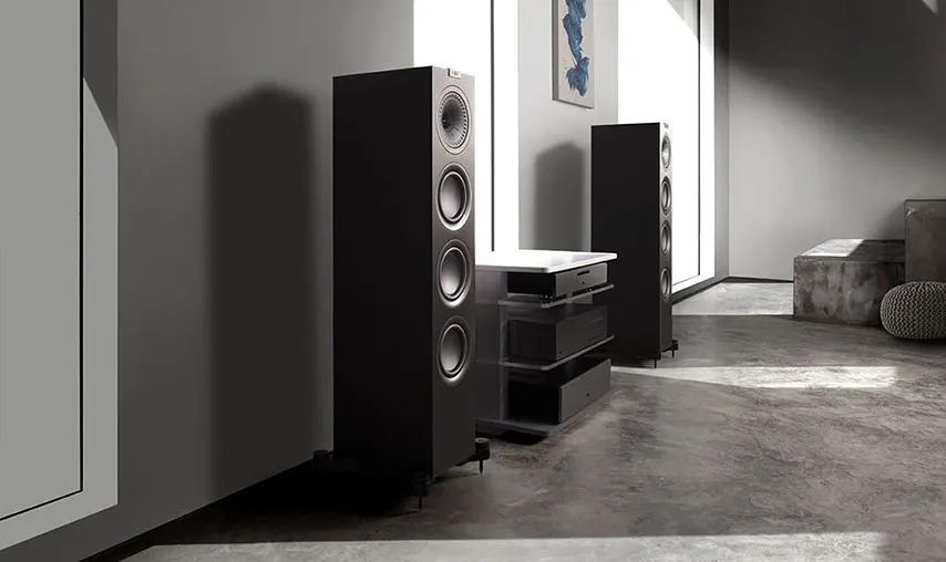 Стереопара KEF Q950 в светлом интерьере