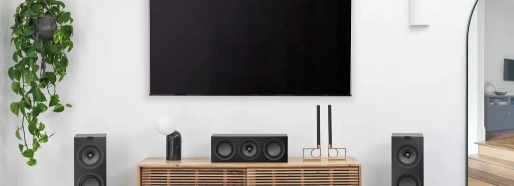 KEF Q250c в отделке Satin Black под телевизором в комплекте с напольными колонками Q Series