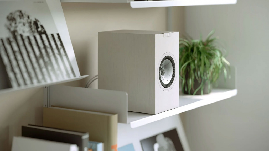 KEF Q1 Meta крупным планом на книжной полке