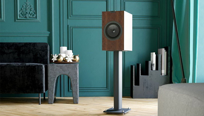 KEF Q3 Meta на стойке в интерьере