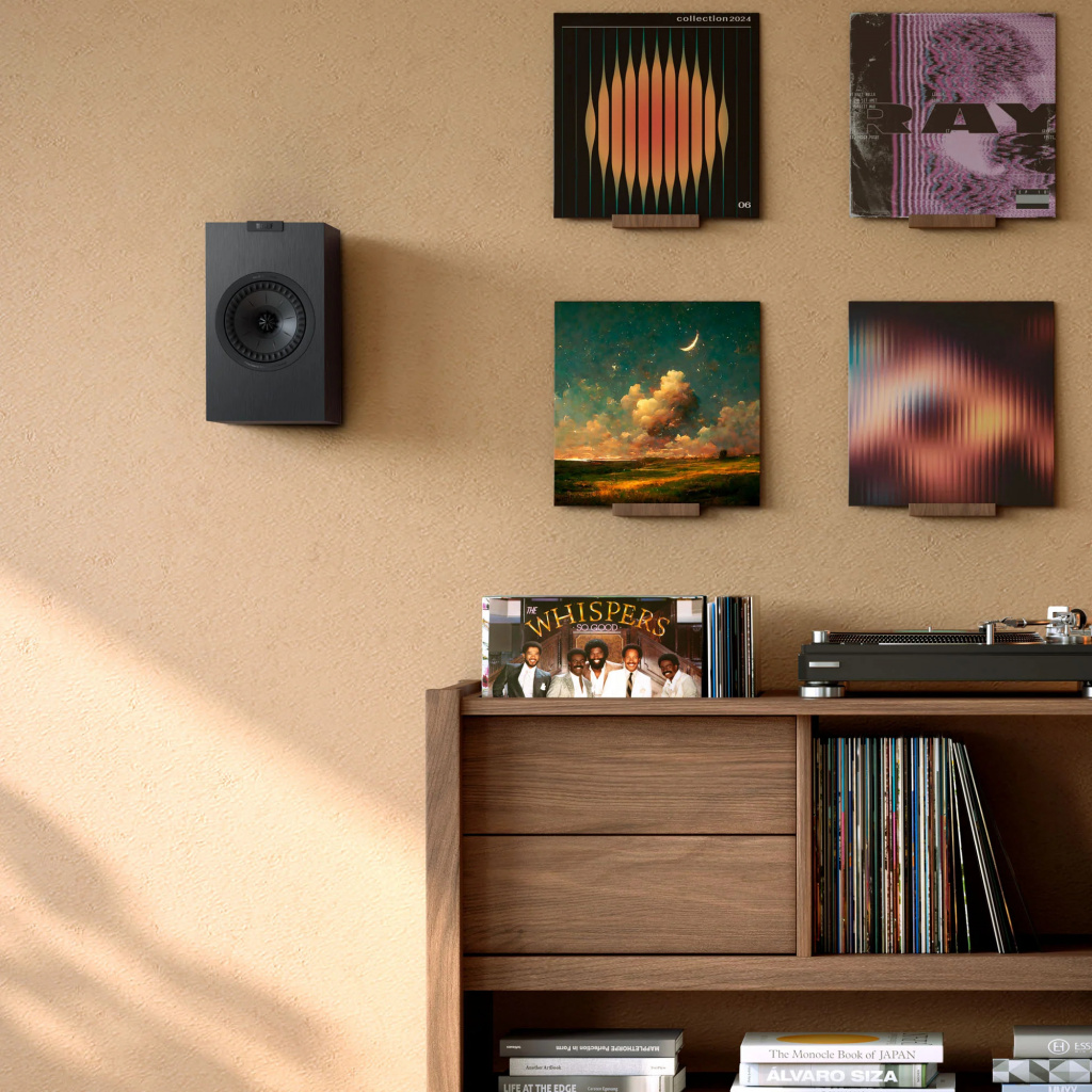 KEF Q1 Meta на настенном креплении над тумбой с проигрывателем