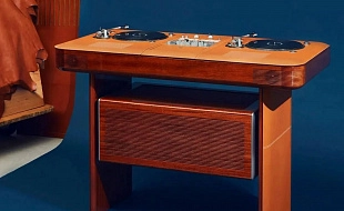 Hermès представил диджейский пульт Atelier Horizons Disque Jockey Club из красного дерева