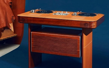 Hermès представил диджейский пульт Atelier Horizons Disque Jockey Club из красного дерева