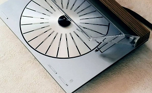 Bang & Olufsen Beosystem 3000c — аудиосистема, в которой культовый виниловый проигрыватель Beogram 3000 встречается с современными стриминговыми колонками Beolab 8